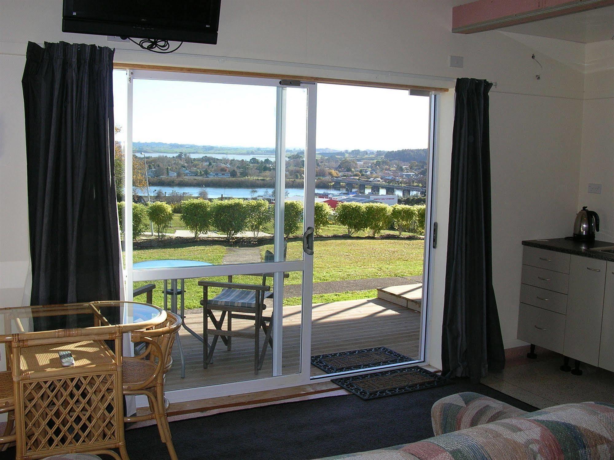 Manor Views Nz Hotel Huntly Eksteriør billede